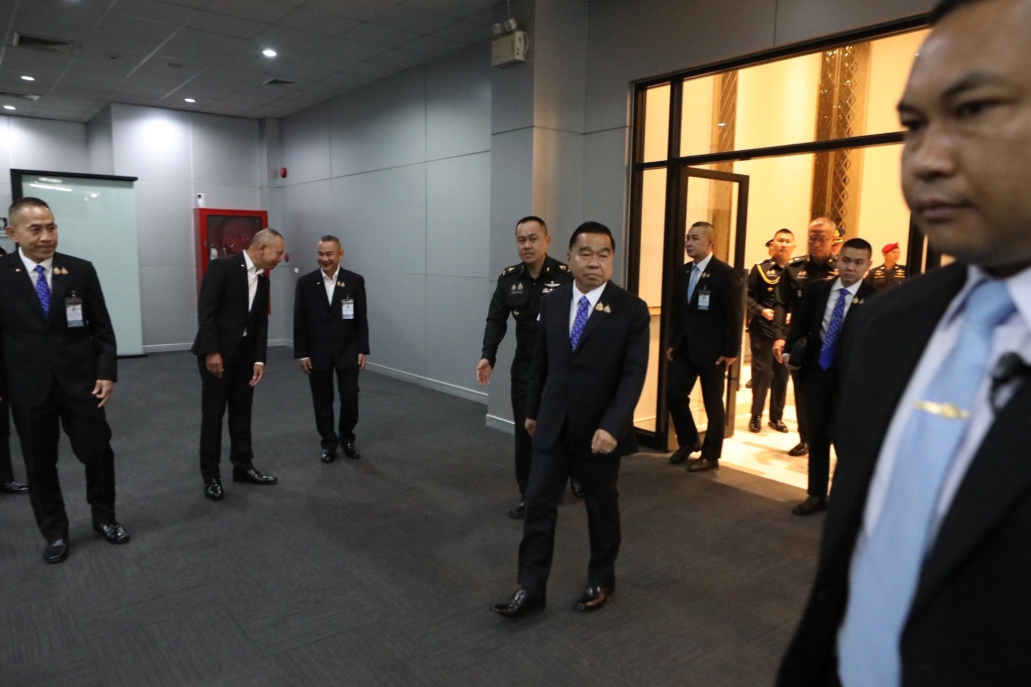 บิีกเล็ก เดินออกจากกระทรวงกลาโหม