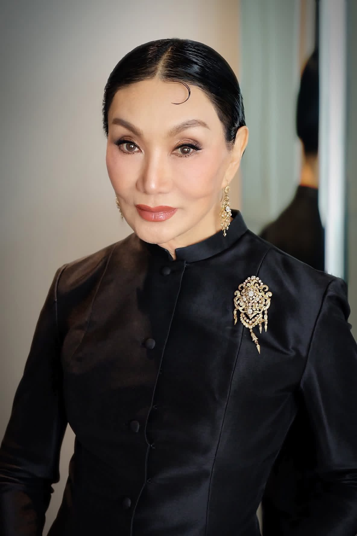 ม้า อรนภา เผยลุคสุดสง่างามในวัย 70 ปี แต่งกายชุดสีดำสุภาพเรียบร้อย เข้าร่วมชมโขนพระราชทาน ตอน "สัตยาพิศาล" ณ ศูนย์วัฒนธรรมแห่งประเทศไทย