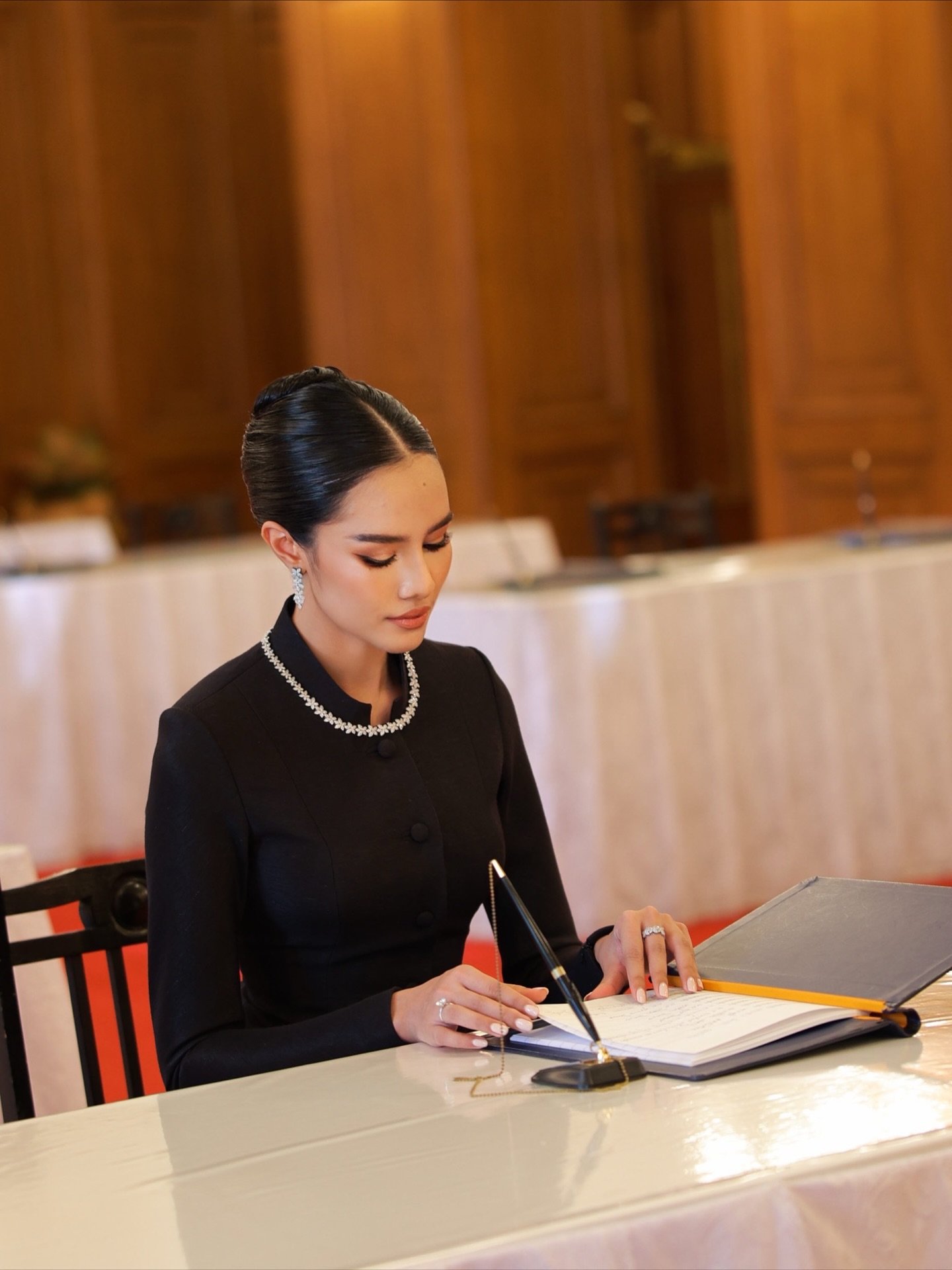 งามทรงคุุณค่า โอปอล Miss World 2025 สักการะพระบรมศพ พระพันปีหลวง