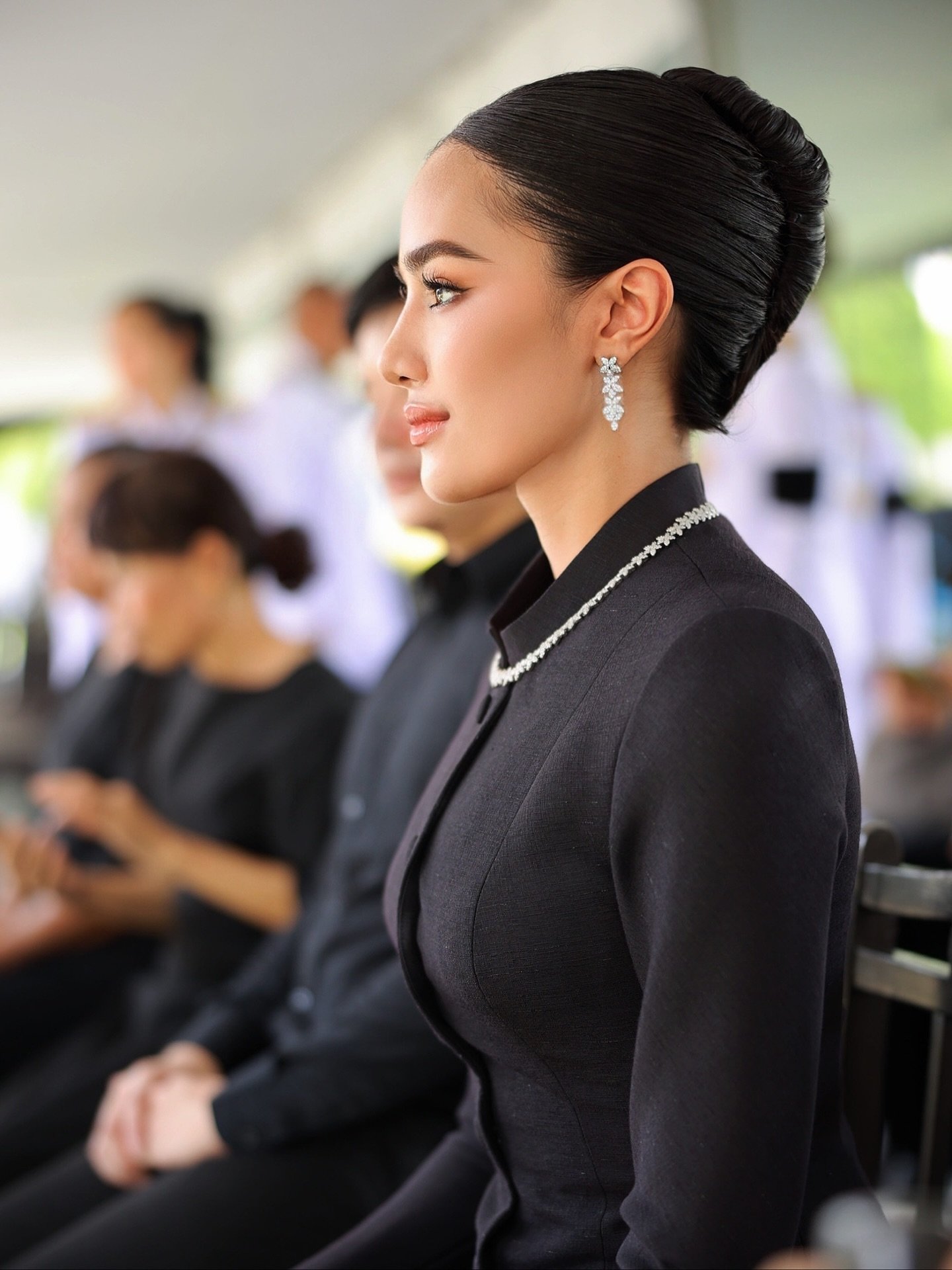 งามทรงคุุณค่า โอปอล Miss World 2025 สักการะพระบรมศพ พระพันปีหลวง