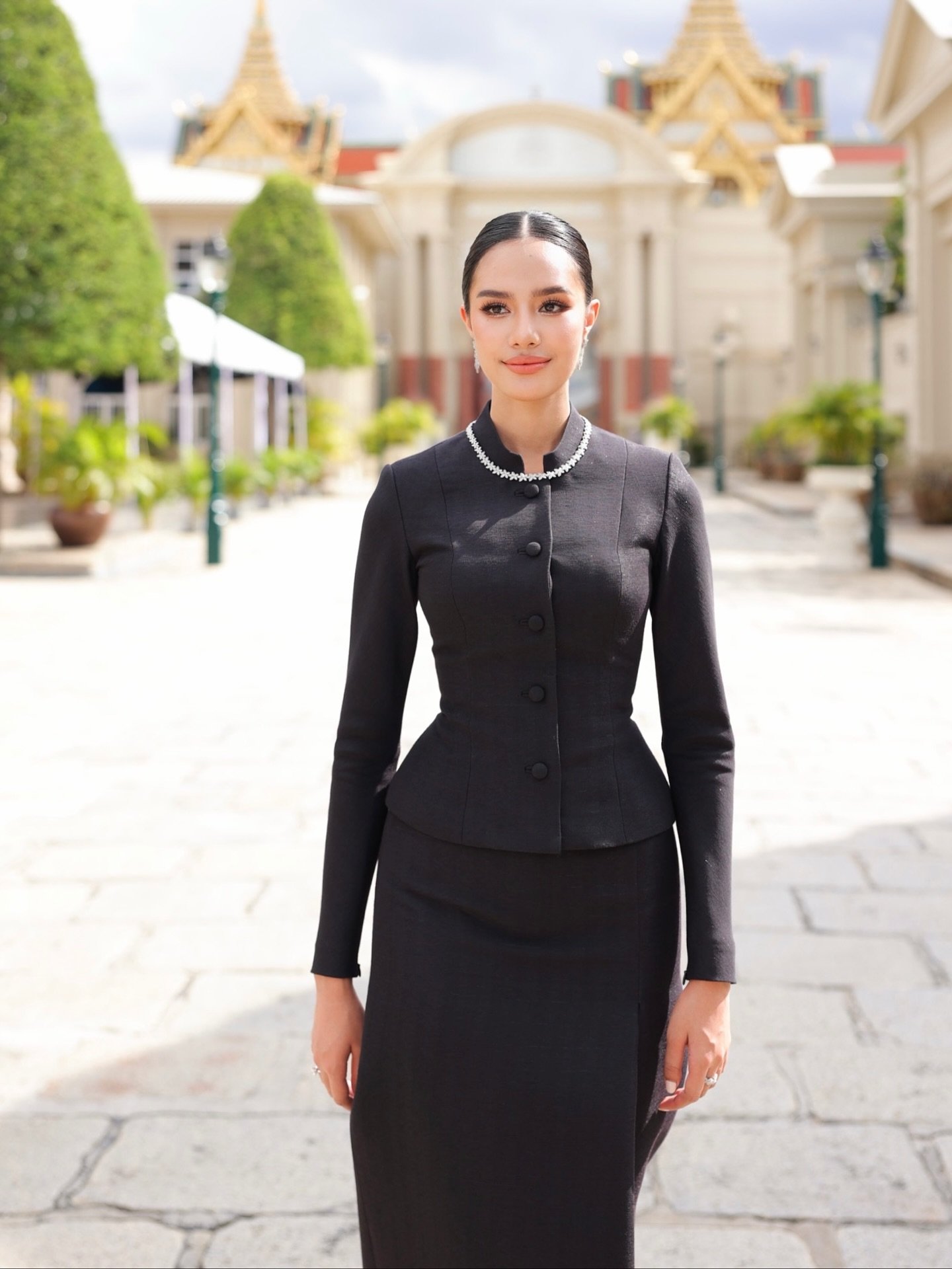 งามทรงคุุณค่า โอปอล Miss World 2025 สักการะพระบรมศพ พระพันปีหลวง