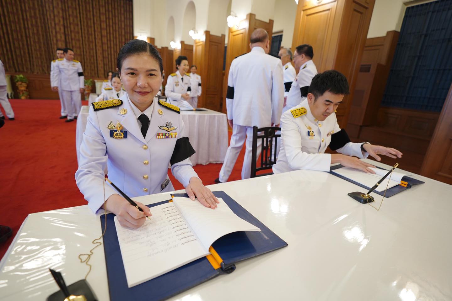 พรรคเพื่อไทย ถวายความอาลัย สส.น้ำ จิราพร ลงนามถวายความอาลัยพระพันปี