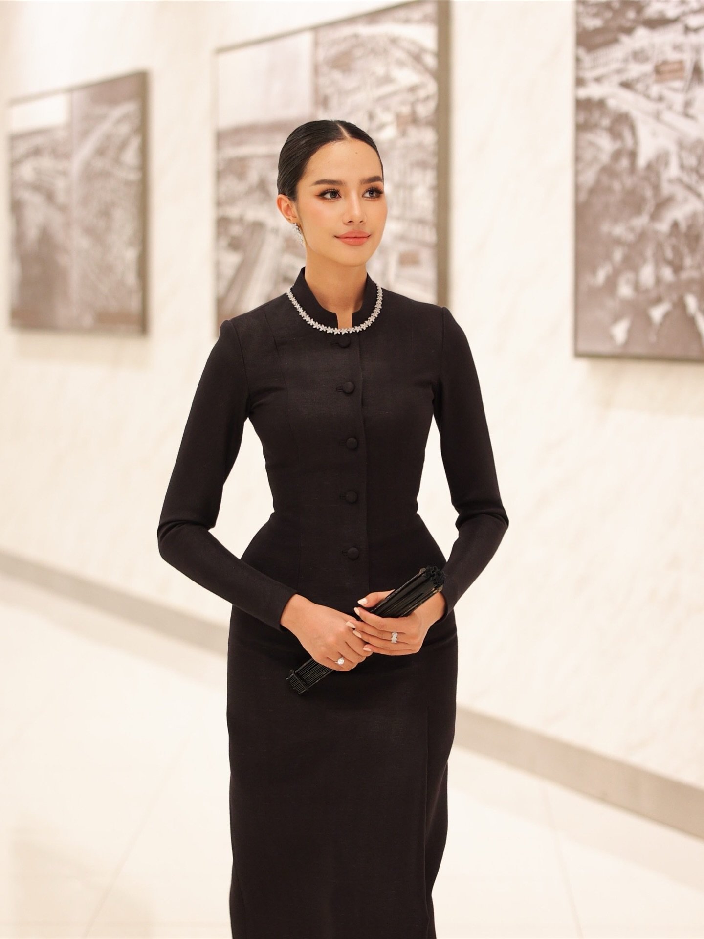 งามทรงคุุณค่า โอปอล Miss World 2025 สักการะพระบรมศพ พระพันปีหลวง