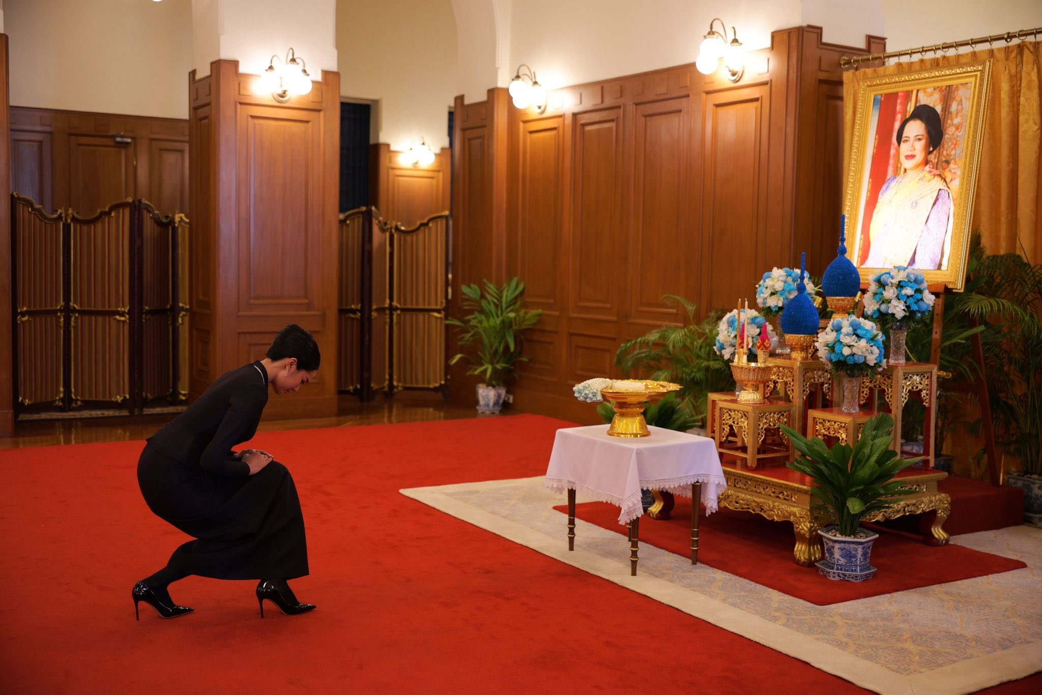 งามทรงคุุณค่า โอปอล Miss World 2025 สักการะพระบรมศพ พระพันปีหลวง