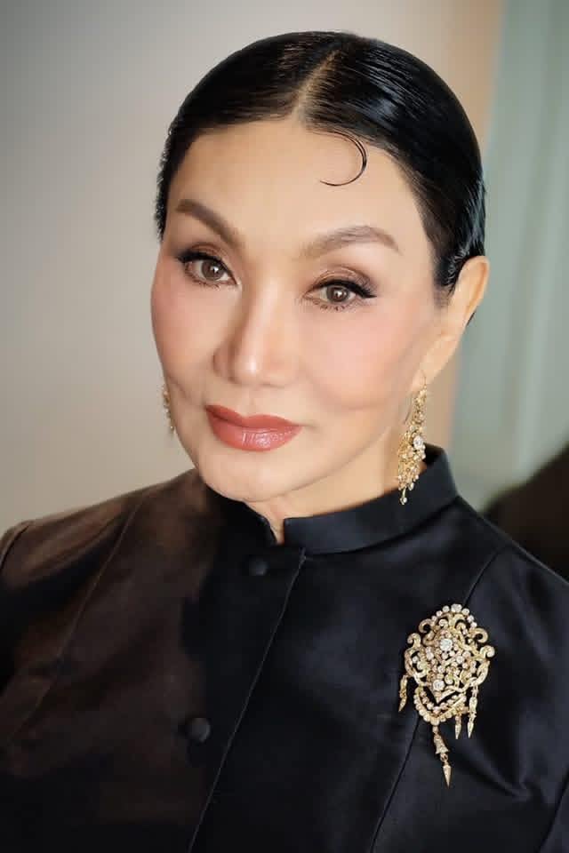 ม้า อรนภา เผยลุคสุดสง่างามในวัย 70 ปี แต่งกายชุดสีดำสุภาพเรียบร้อย เข้าร่วมชมโขนพระราชทาน ตอน "สัตยาพิศาล" ณ ศูนย์วัฒนธรรมแห่งประเทศไทย