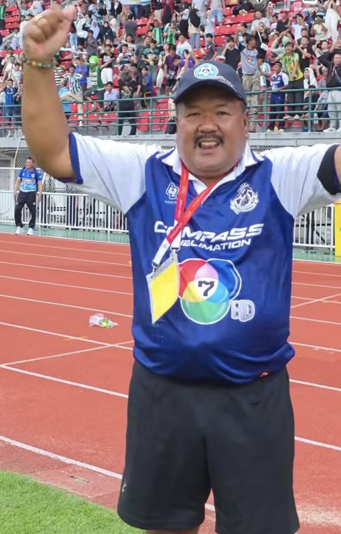 อาจารย์สกล กุนซือข้างสนามของหมอนทองวิทยา