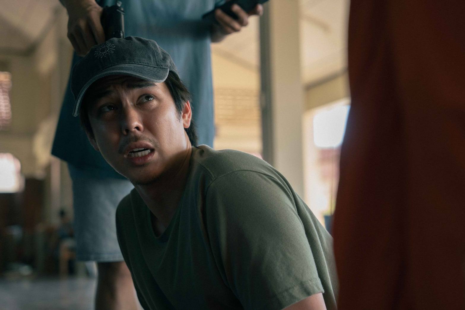 ภาพจาก Netflix แสดงให้เห็นตัวละครในสถานการณ์ตึงเครียดในสาธุ 2