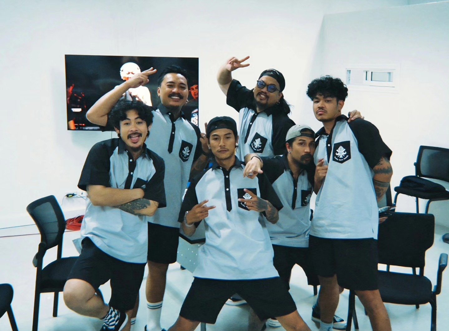 อาร์ม โพสต์ภาพเพื่อน OHANA 6 คน