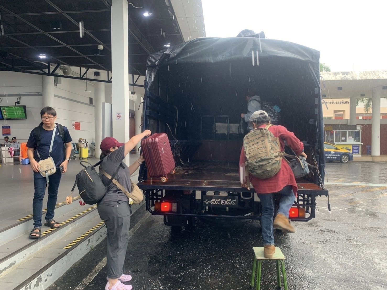 กองบิน 56 และ มทบ.42 ได้จัดรถให้บริการรับส่ง โดยผู้โดยสารสามารถติดต่อใช้บริการได้ที่เคาน์เตอร์ประชาสัมพันธ์ท่าอากาศยานหาดใหญ่ โดยจะมีเส้นทางจาก ท่าอากาศยานหาดใหญ่ ไปยังแยกสนามบินใน และ เซ็นทรัล เฟสติวัล หาดใหญ่