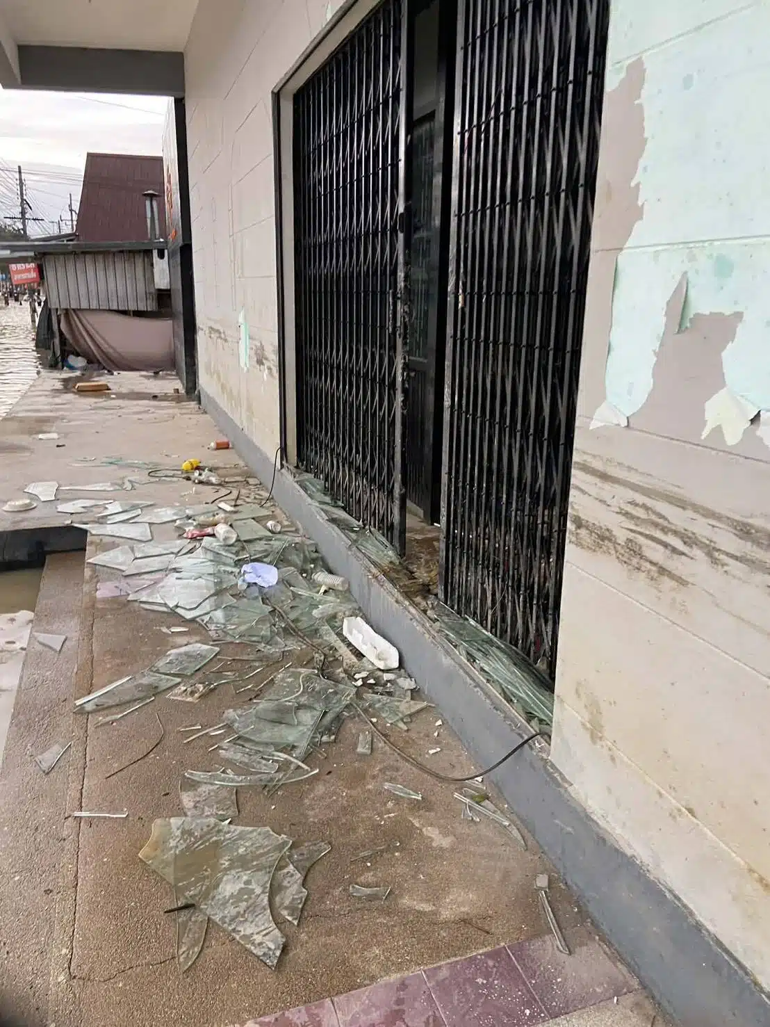 ร้านของเล่นสะสมหาดใหญ่ โดนปล้นทรัพย์สินเกือบ 3 ล้านบาทหลังน้ำท่วม-5