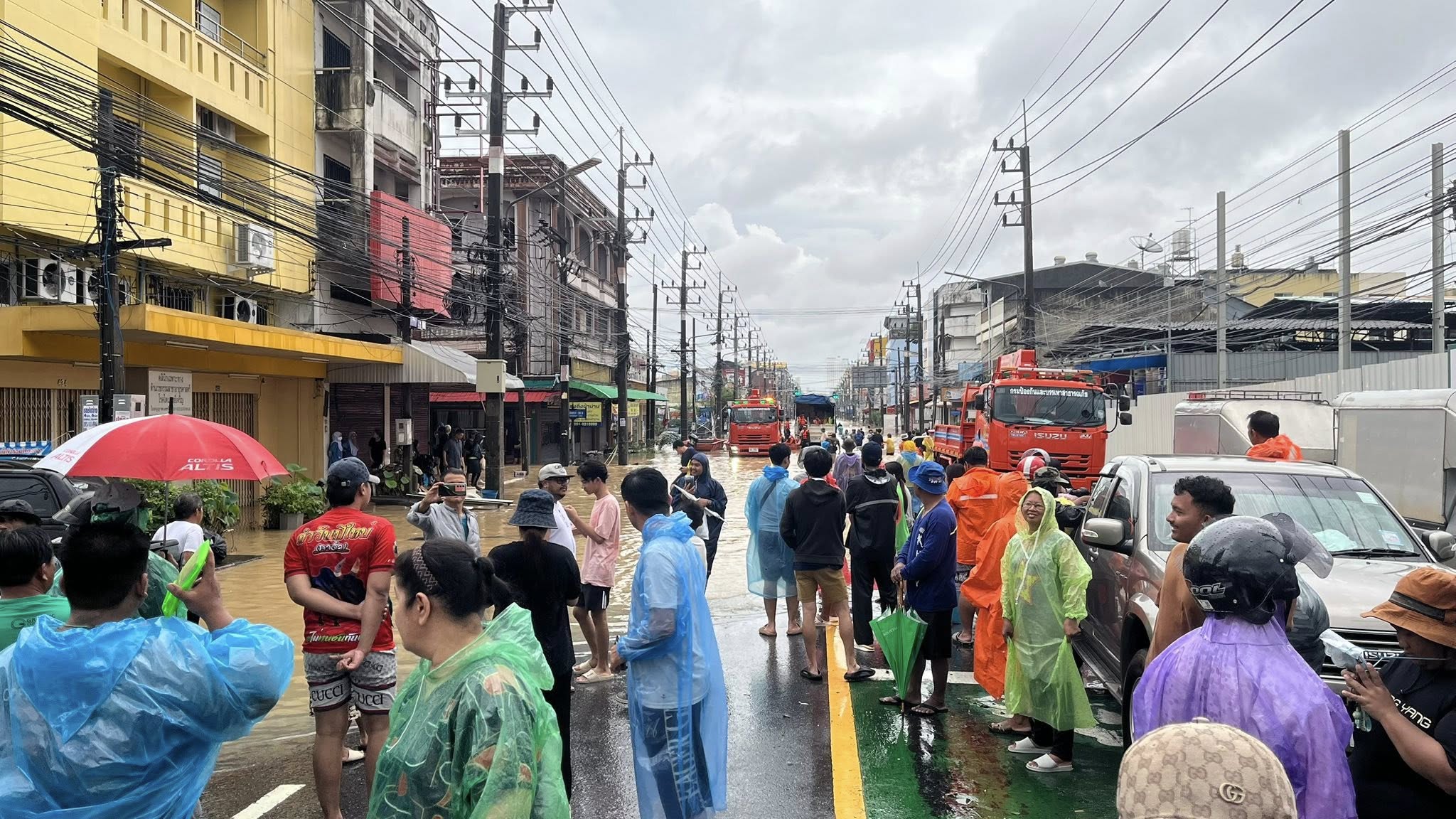 พี่น้องประชาชนในพื้นที่โดยรอบ 4 แยกโรงปูน เทศบาลนครหาดใหญ่