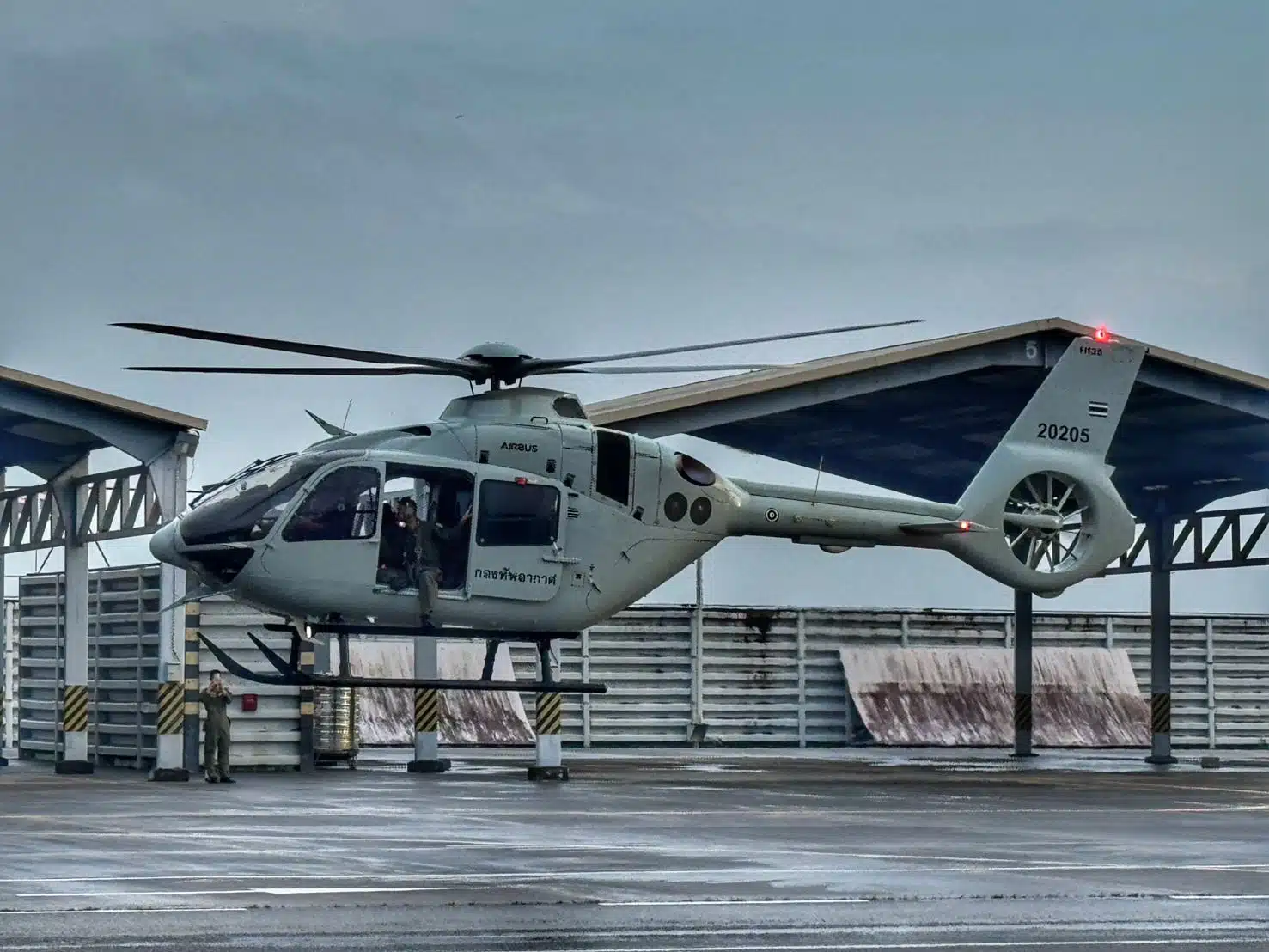 กองทัพอากาศ ส่ง ฮ.H 135 ปฏิบัติภารกิจส่งถุงยังชีพ 100 ถุง หาดใหญ่