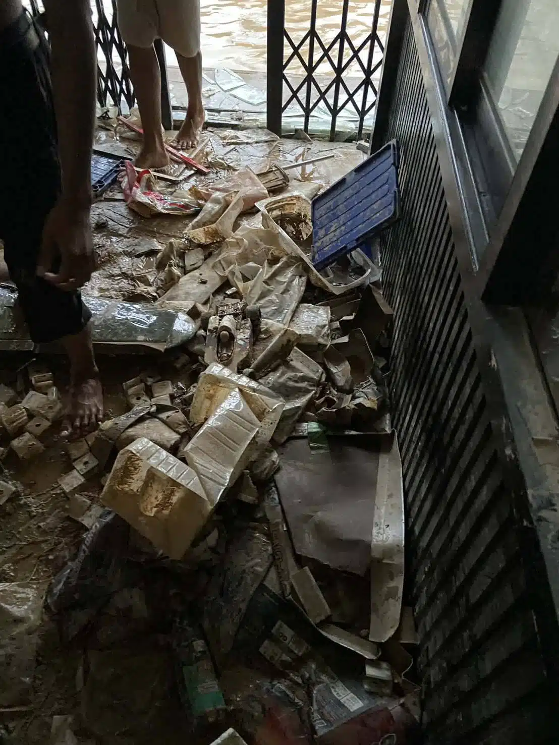 ร้านของเล่นสะสมหาดใหญ่ โดนปล้นทรัพย์สินเกือบ 3 ล้านบาทหลังน้ำท่วม-1