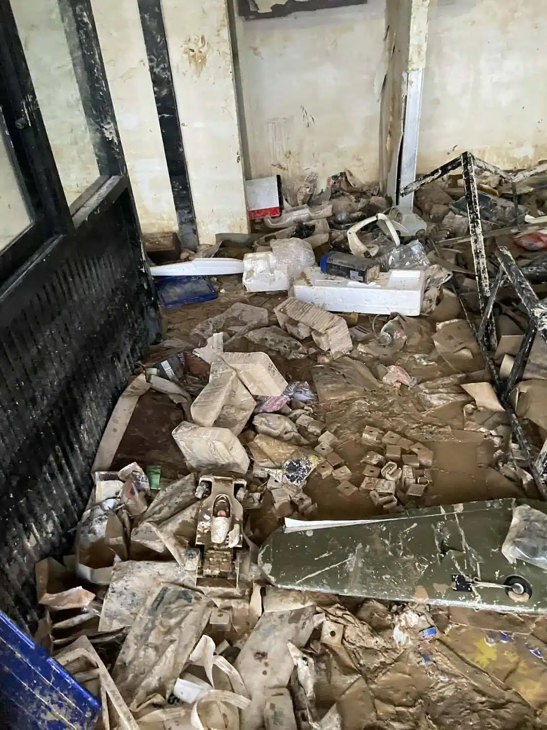 ร้านของเล่นสะสมหาดใหญ่ โดนปล้นทรัพย์สินเกือบ 3 ล้านบาทหลังน้ำท่วม-3