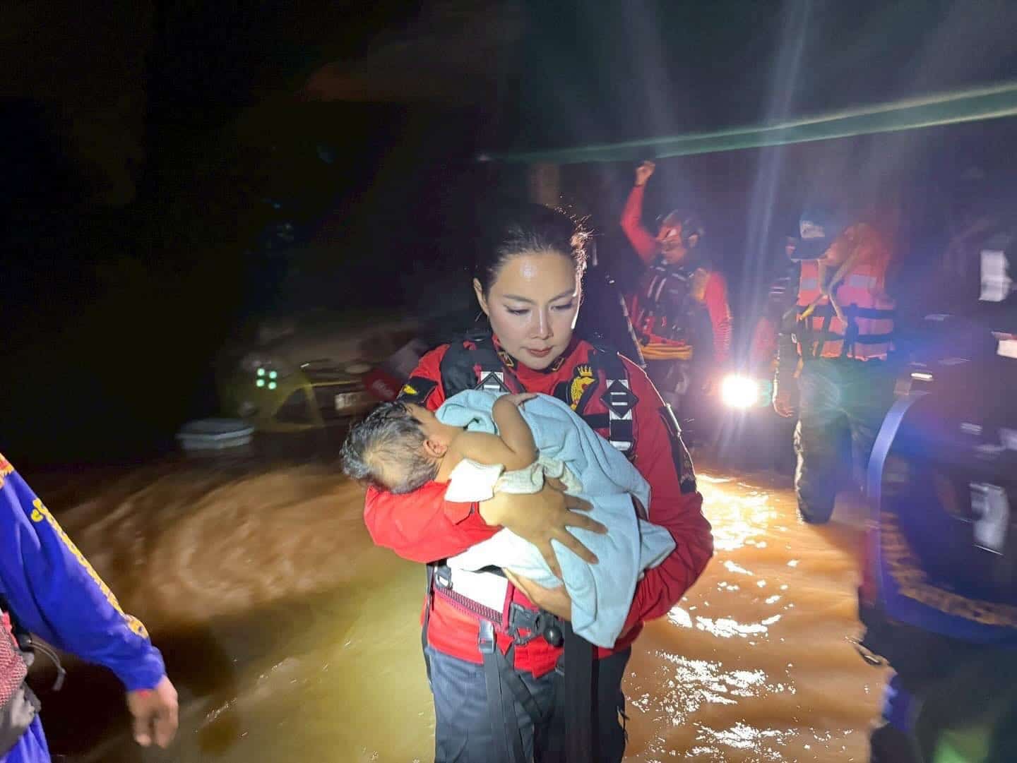 บุ๋ม ปนัดดา เปิดแชทถูกชาวบ้านด่าหยาบไม่เข้าช่วยเหลือ