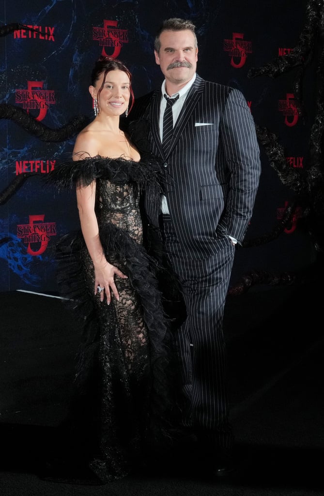 ภาพมิลลี่และเดวิดยิ้มแย้มขณะเดินพรมแดงในงานพรีเมียร์ซีซันสุดท้าย