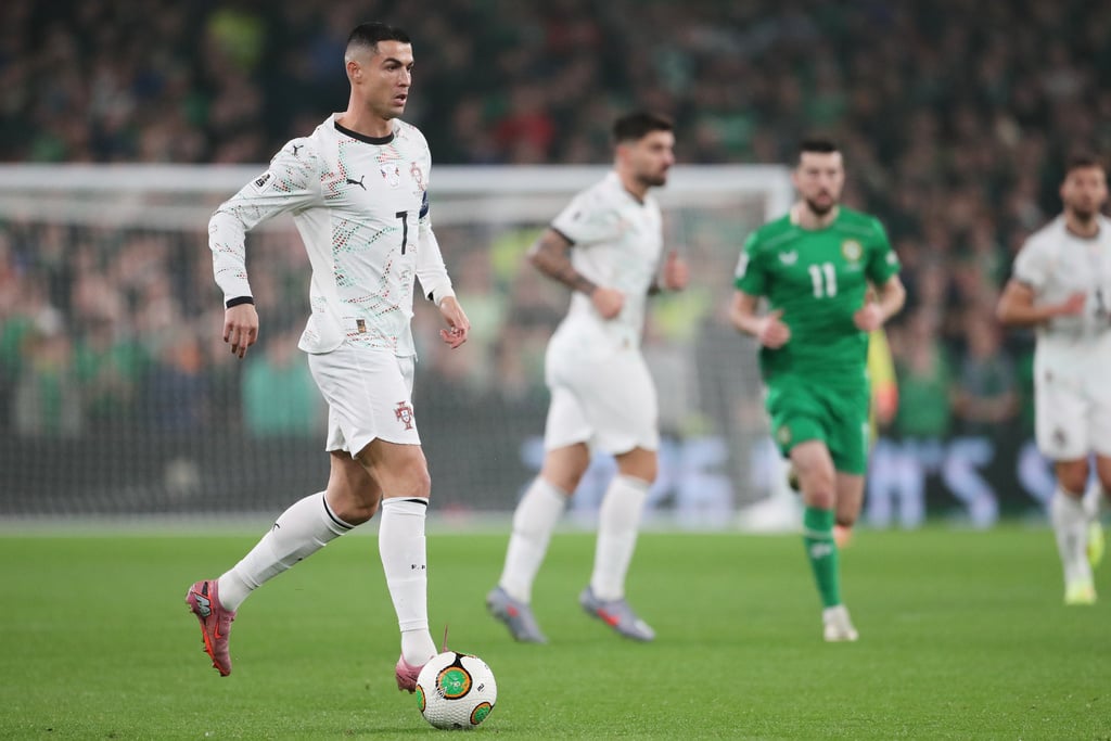 คริสเตียโน โรนัลโด้ พยายามเลี้ยงบอลฝ่าวงล้อมนักเตะไอร์แลนด์ในเกมล่าสุด