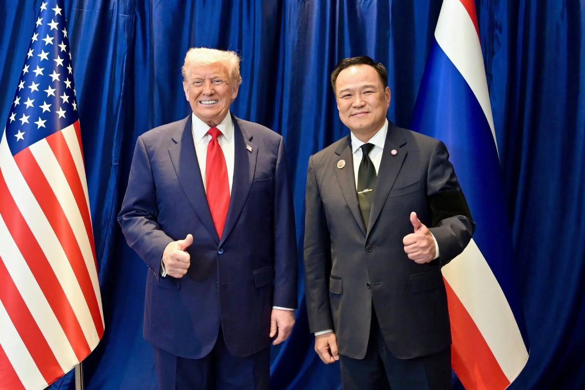 อนุทิน นายกรัฐมนตรีของไทย ถ่ายรูปกับ โดนัลด์ ทรัมป์ ประธานาธิบดีสหรัฐคนปัจจุบัน