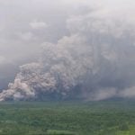 นักปีนเขา 170 ชีวิต ระทึก ภูเขาไฟเซเมรู ปะทุต่อเนื่อง เร่งอพยพประชาชนเกือบ 1,000 คน