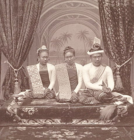 พระเจ้าธีบอ (ขวา) และพระนางศุภยาลัต (กลาง) แรงบันดาลใจให้เกิดเพลิงพระนาง