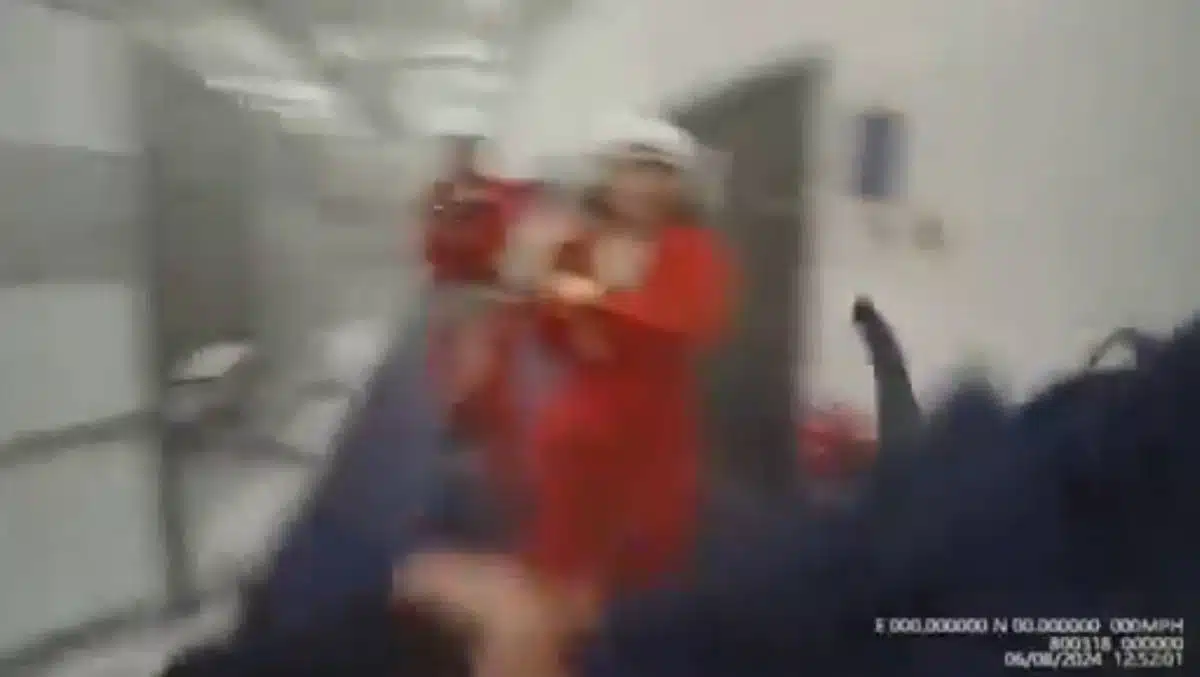 กลุ่มโปรปาเลสไตน์ใช้ค้อนทุบตำรวจหญิงสาหัส