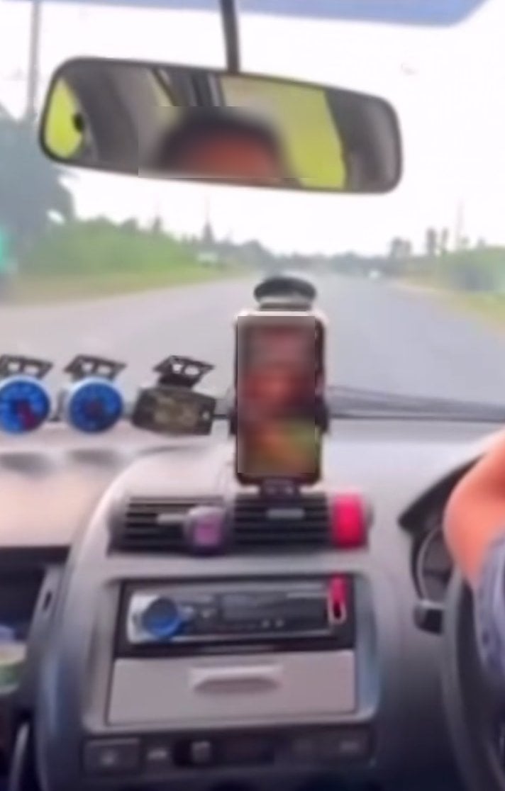 โซเชียลสวดยับ! ลุงทำคอนเทนต์เสี่ยงตาย ให้หลาน 4 ขวบขับกระบะบนถนนใหญ่ อ้าง แค่มุมกล้อง