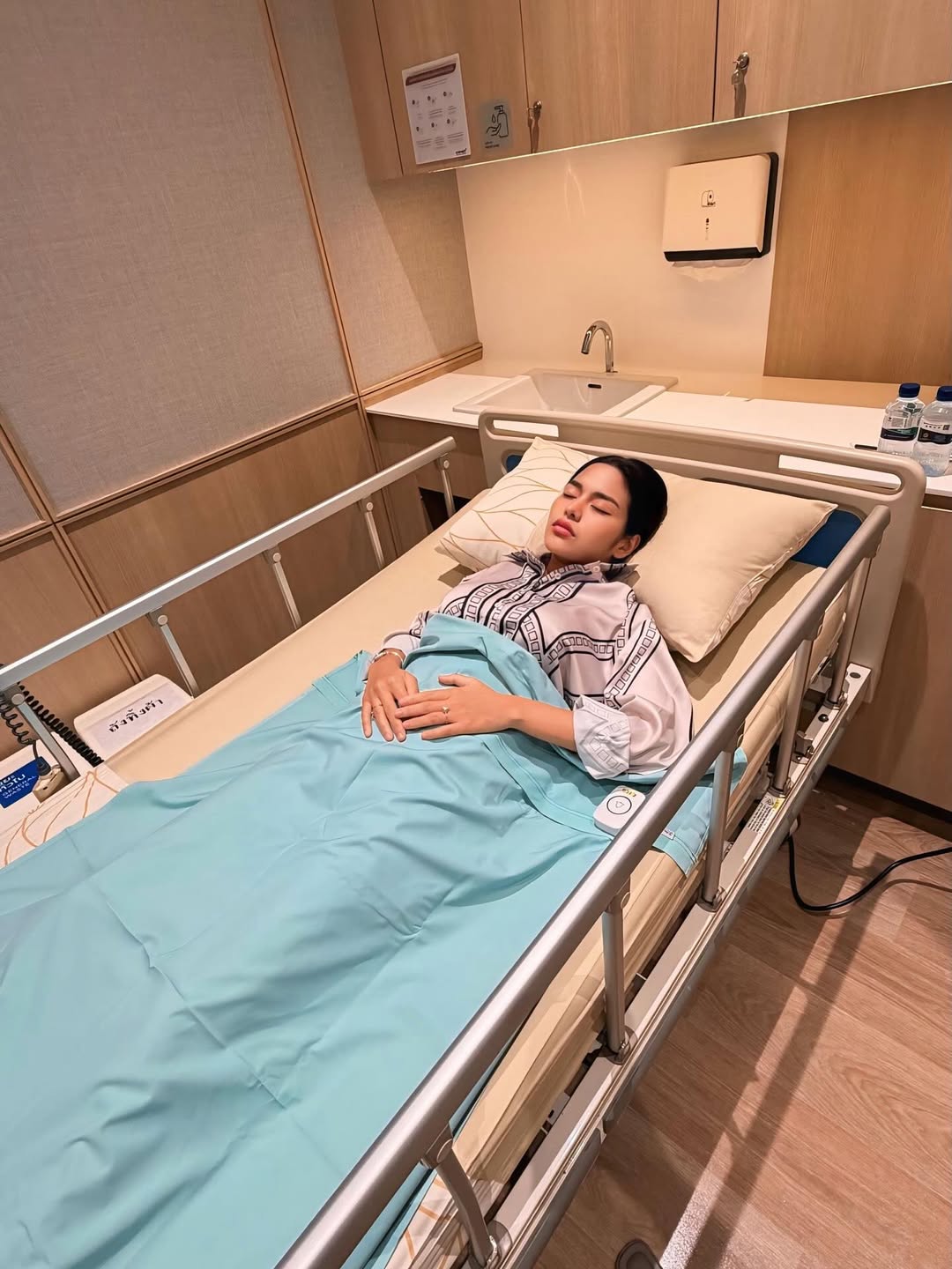 หาม ธัญญ่า อาร์สยาม แอดมิตด่วน หมอนรองกระดูกฉีก เผยสาเหตุและอาการล่าสุด-4