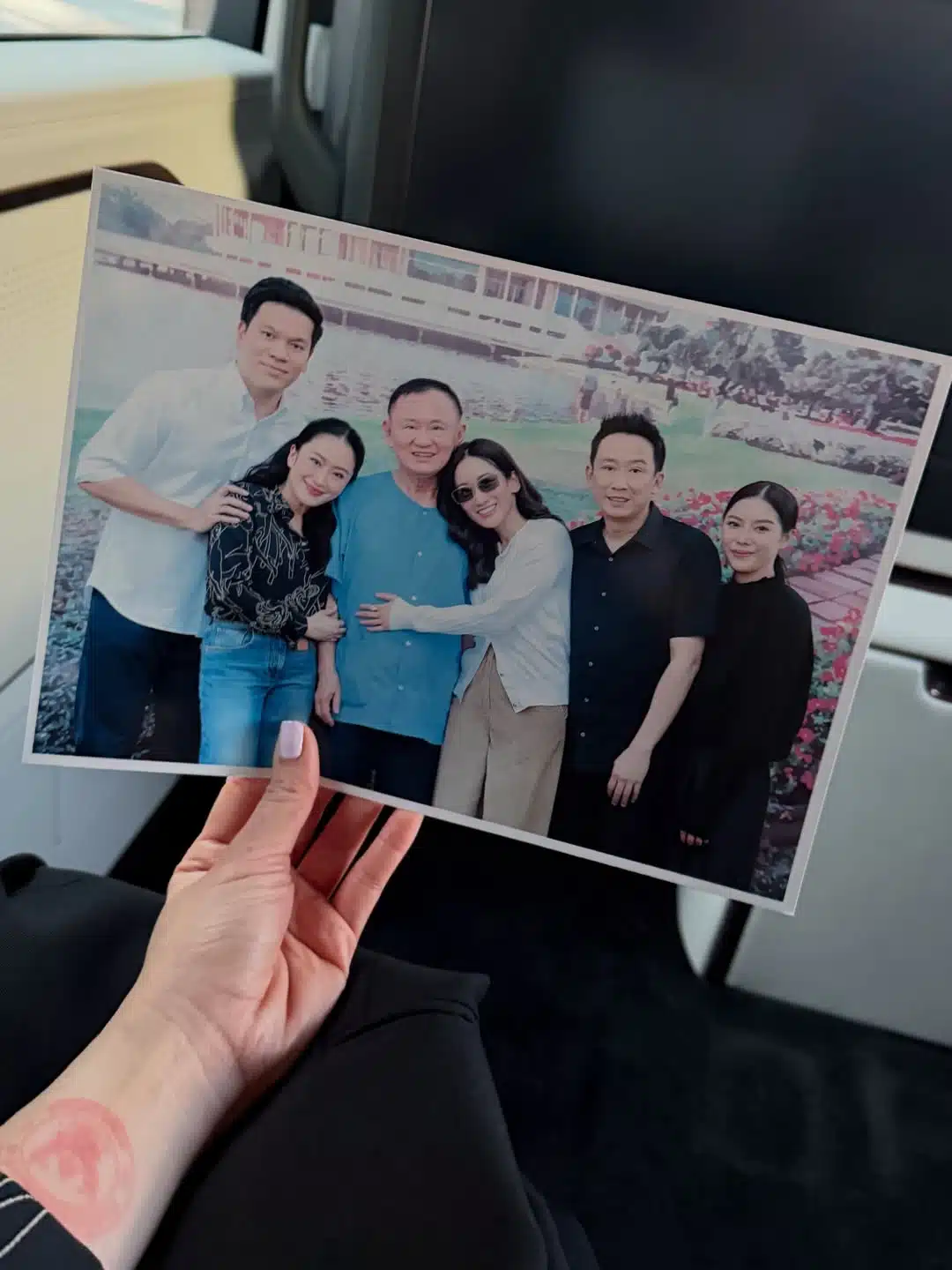 อุ๊งอิ๊ง เผยภาพครอบครัวพร้อมหน้า ทักษิณ ชินวัตร ในชุดนักโทษวันเยี่ยมญาติ-2