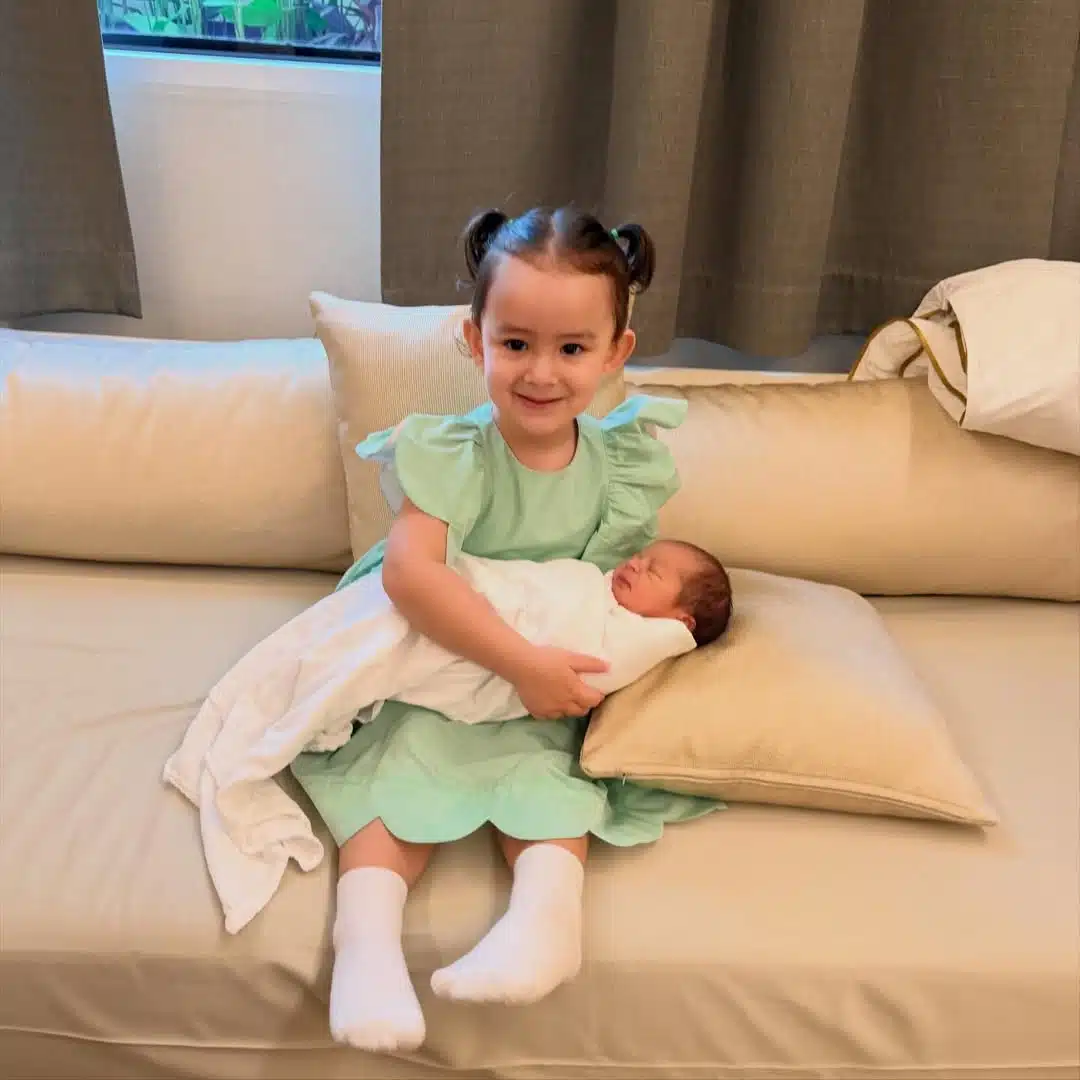 เลอา อุ้มน้องชาย