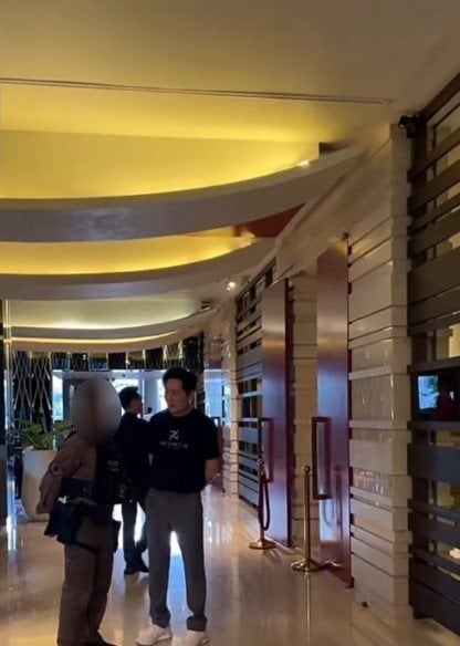 บอส ณวัฒน์ พูดคุยกับตำรวจ