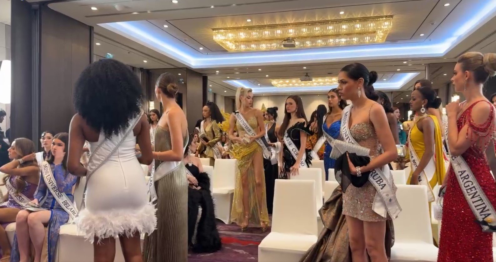 นางงามเดินออกจากห้องประชุม - 2