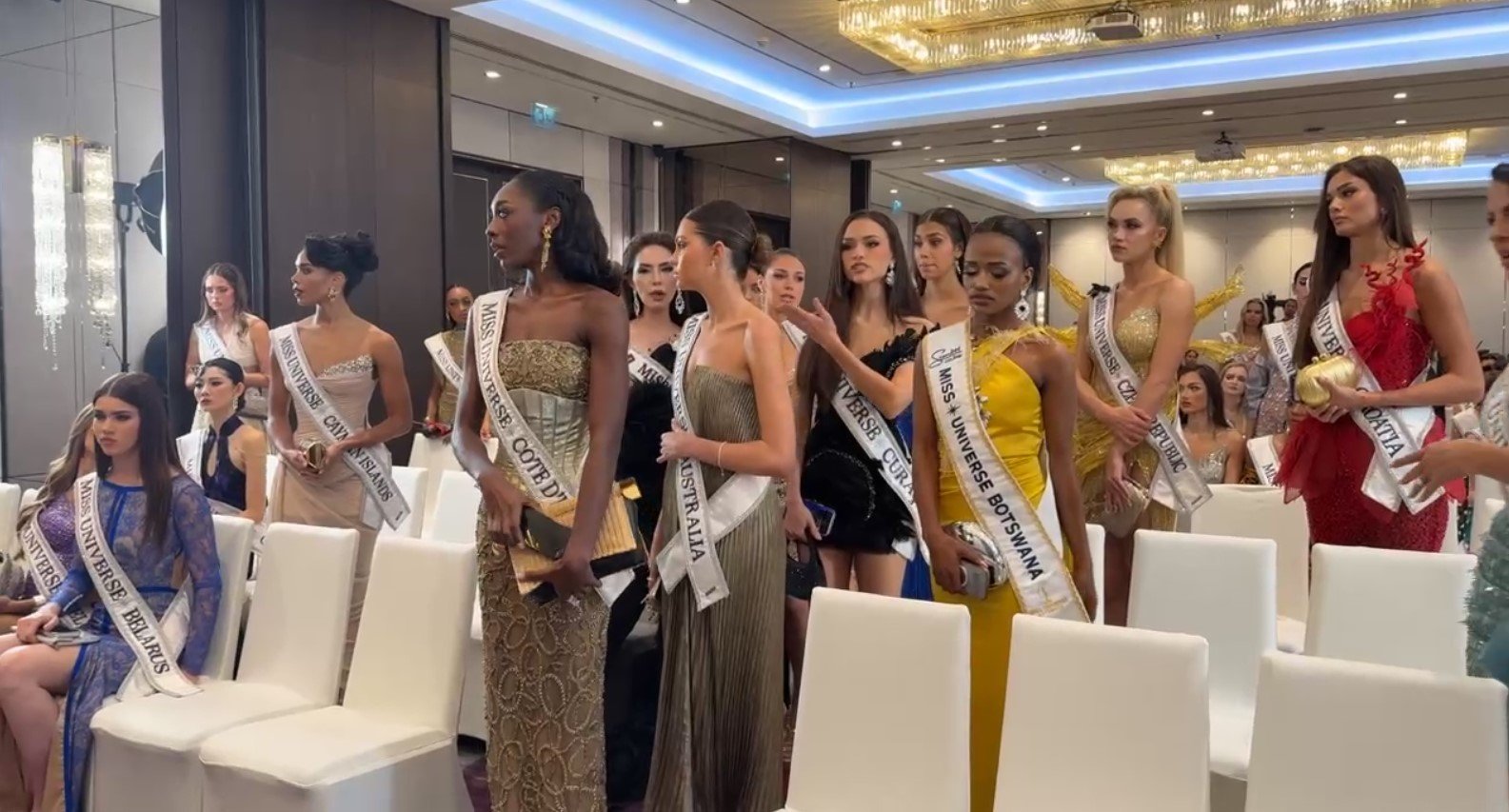 นางงามเดินออกจากห้องประชุม