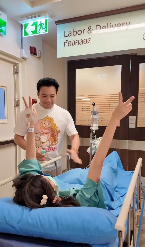 หมอสอง และ คุณออน กำลังเข้าห้องคลอด
