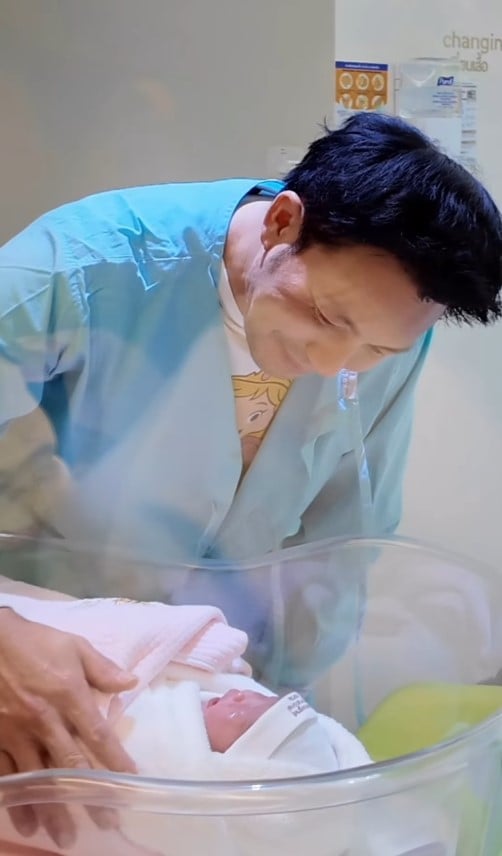 หมอสองมาดูหน้าลูกสาว