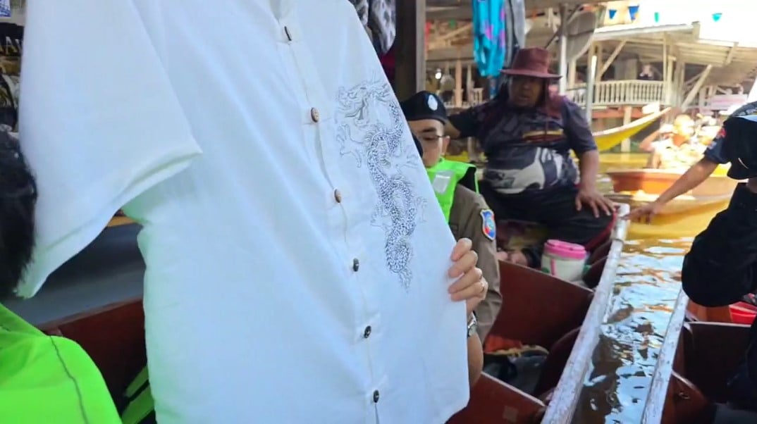 แม่ค้าที่ขายเสื้อและกางเกงให้พี่จอง-คัลแลน 2