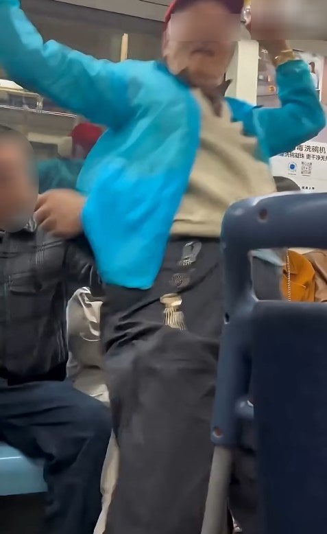 ชายชราจงใจนั่งบนตักหญิงสาวในรถไฟฟ้า-4