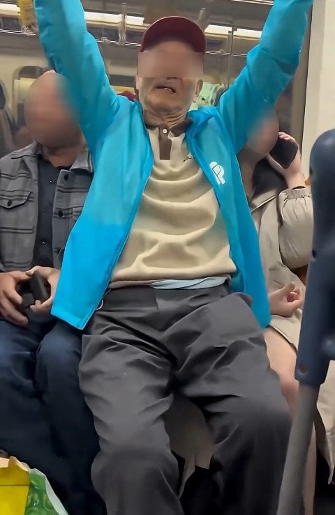 ชายชราจงใจนั่งบนตักหญิงสาวในรถไฟฟ้า