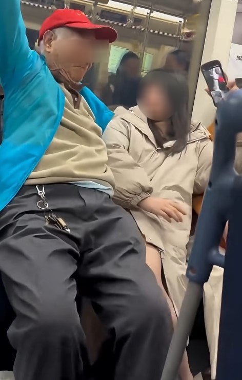 ชายชราจงใจนั่งบนตักหญิงสาวในรถไฟฟ้า-2