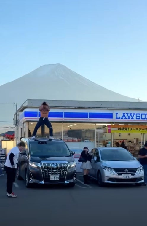 แจ็ก แปปโฮ ถอดเสื้อเต้นบนหลังคารถที่ญี่ปุ่น