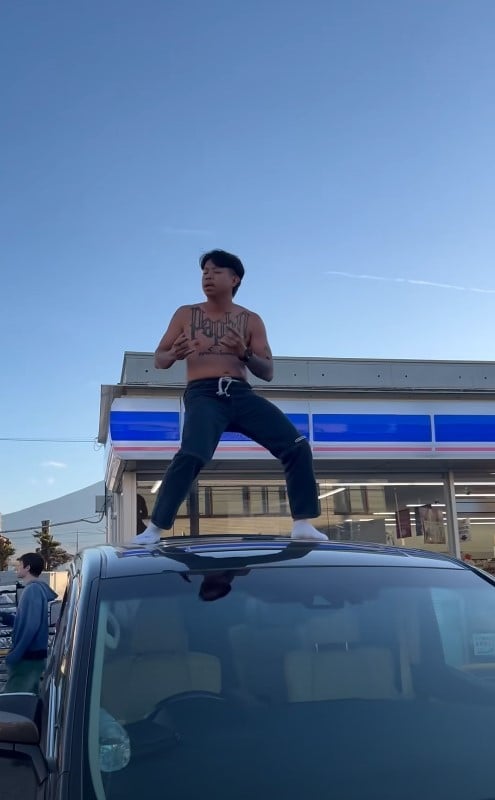 แจ็ก แปปโฮ ถอดเสื้อเต้นบนหลังคารถที่ญี่ปุ่น