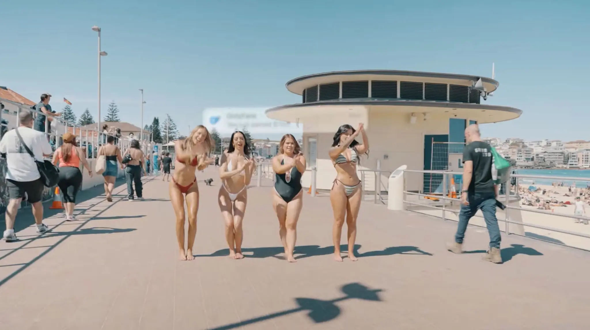 ชาร์ลีให้สัมภาษณ์ว่าผู้หญิงรุ่นเก่าที่วิจารณ์เป็นเพราะอิจฉา