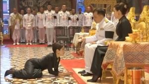 ในหลวง ทรงเปลี่ยนเครื่องทรง &#039;พระแก้วมรกต&#039; เข้าสู่ฤดูหนาว พระราชทานน้ำมหาสังข์ เจ้าคุณพใระสินีนาถ