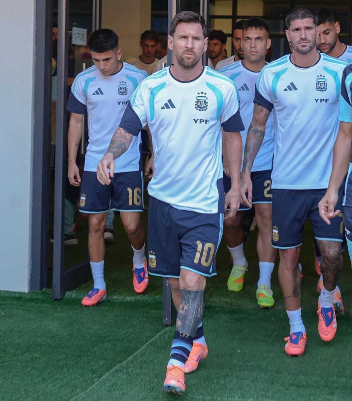 เมสซีวอร์มก่อนเริ่มเกมกระชับมิตร อสาร์เจนตินา แองโกลา