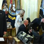 ชาวเน็ตวิจารณ์ ประธานาธิบดี โดนัลด์ ทรัมป์ ยืนนิ่งไม่ช่วยเหลือ ระหว่างแถลงข่าวเรื่องยาลดน้ำหนัก ชายคนหนึ่งล้มลงข้างเวที 