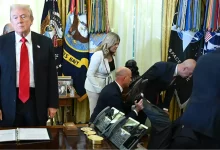 ชาวเน็ตวิจารณ์ ประธานาธิบดี โดนัลด์ ทรัมป์ ยืนนิ่งไม่ช่วยเหลือ ระหว่างแถลงข่าวเรื่องยาลดน้ำหนัก ชายคนหนึ่งล้มลงข้างเวที 