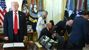 ชาวเน็ตวิจารณ์ ประธานาธิบดี โดนัลด์ ทรัมป์ ยืนนิ่งไม่ช่วยเหลือ ระหว่างแถลงข่าวเรื่องยาลดน้ำหนัก ชายคนหนึ่งล้มลงข้างเวที 