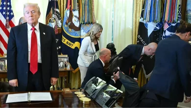 ชาวเน็ตวิจารณ์ ประธานาธิบดี โดนัลด์ ทรัมป์ ยืนนิ่งไม่ช่วยเหลือ ระหว่างแถลงข่าวเรื่องยาลดน้ำหนัก ชายคนหนึ่งล้มลงข้างเวที 