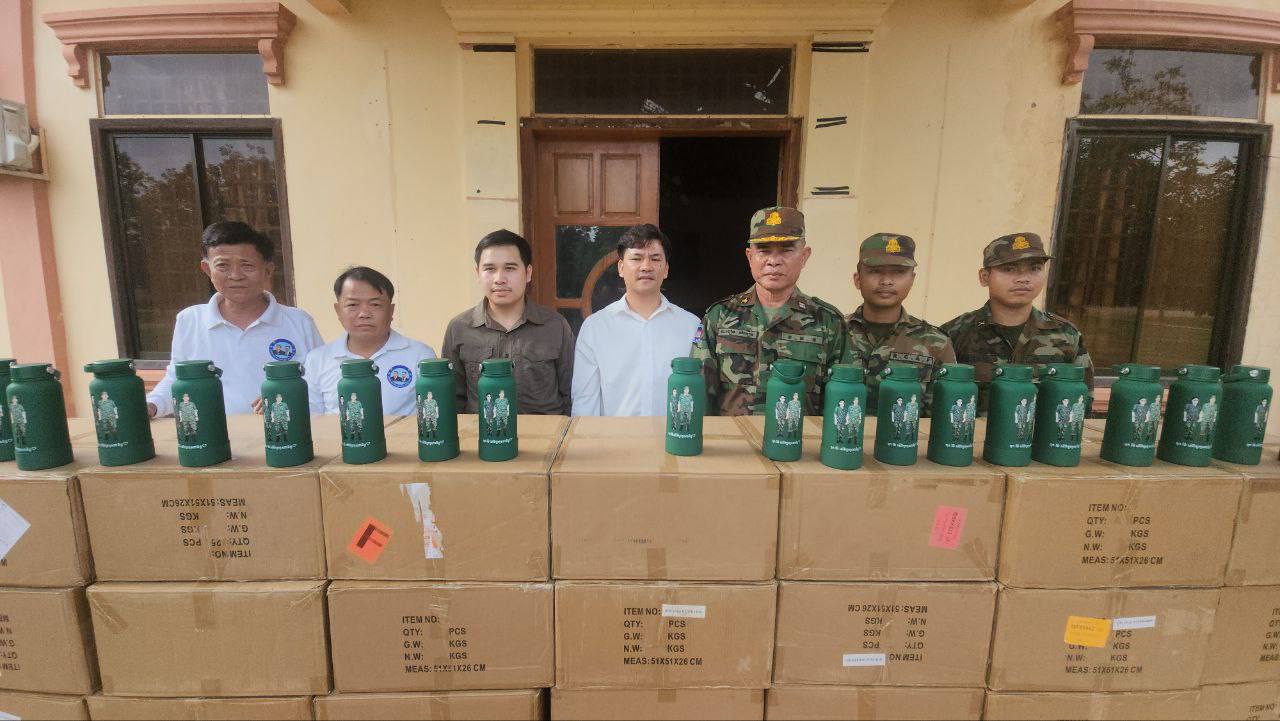 ภาพทหารกองกำลังกองพลสนับสนุนที่ 3 รับมอบกระติกน้ำ