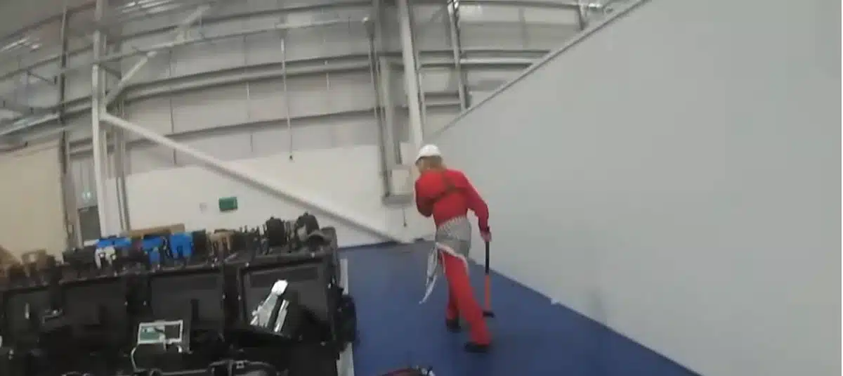 กลุ่มโปรปาเลสไตน์ใช้ค้อนทุบตำรวจหญิง