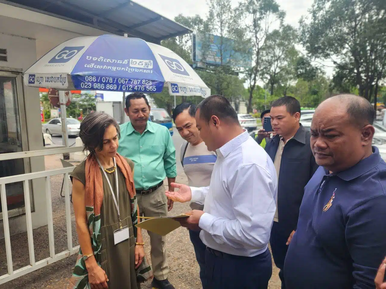 ตัวแทนสมาพันธ์แรงงานกัมพูชายื่นหนังสือต่อสถานทูตสหรัฐฯ